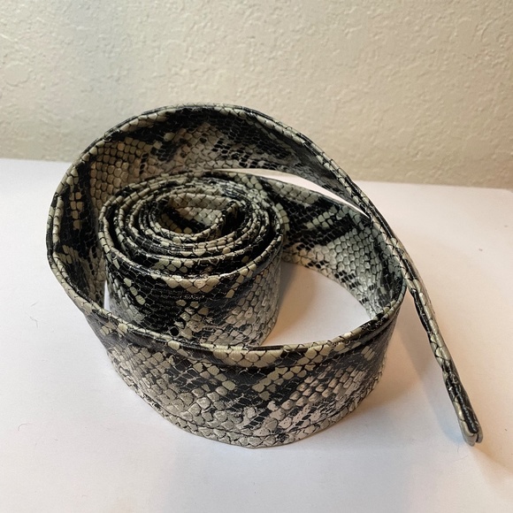 Super chic vegan leather snakeskin embossed black cream gray wrap belt! 🐍 - Picture 5 of 9